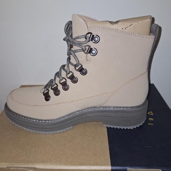 A pair of Teva W. Midform Boot 1123510/ SDDN in a ladies size 9 and 10. NWB - Picture 10 of 13